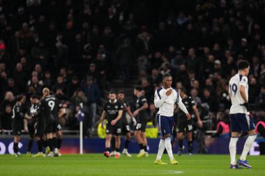 Manchester City oyuncuları Premier League maçında Tottenham Hotspur 'un Manchester City' ye karşı Tottenham Hotspur Stadyumu 'nda 1 Şubat 2026' da oynanan ikinci golü kutladılar.