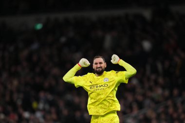 Manchester City 'den Gianluigi Donnarumma, Premier League karşılaşmasında Manchester City' den Antoine Semenyo 'yu Tottenham Hotspur' a karşı Manchester City 'de 1 Şubat 2026' da Tottenham Hotspur Stadyumu 'nda kutluyor.