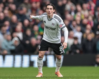 Fulham 'dan Harry Wilson, Premier Lig maçında takım talimatlarını veriyor Manchester United Fulham' a karşı Old Trafford, Manchester, İngiltere, 1 Şubat 2026