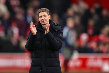 Kristal Saray 'ın Oliver Glasner teknik direktörü, İngiltere' nin Nottingham şehrinde 1 Şubat 2026 'da oynanan Premier League maçı sırasında oynanan Nottingham Forest - Crystal Palace maçında taraftarları alkışlıyor.