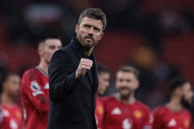 Manchester United takımının teknik direktörü Manchester United ile Fulham arasındaki Premier League maçında taraftarlarla 3-2 'lik galibiyeti kutluyor.