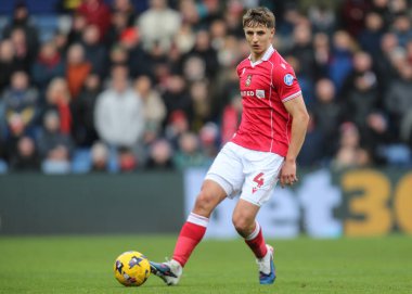 Wrexham 'dan Max Cleworth, 31 Ocak 2026' da Sheffield Wednesday-Wrexham maçında topu geçiyor.