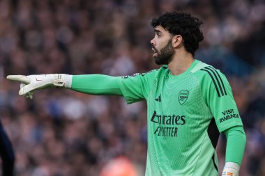 Arsenal kalecisi David Raya, Premier League maçında takımına talimat verir. Leeds United, Elland Road, Leeds, İngiltere 'de 31 Ocak 2026' da oynanan maçta.