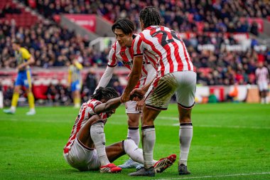 Stoke City 'den Eric Bocat, 31 Ocak 2026' da Stoke City - Southampton maçında Stoke City maçında takım arkadaşları tarafından ayağa kaldırıldı.
