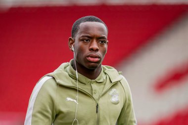 Nick Oyekunle, 31 Ocak 2026 'da Stoke City, Bet365 Stadyumu' nda oynanan Stoke City-Southampton maçında sahaya çıkmadan önce sahaya bakıyor.