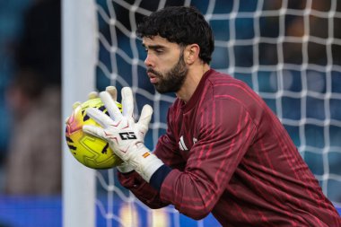 Arsenal kalecisi David Raya Premier Lig maçı sırasında İngiltere 'nin Leeds Road kentinde oynanan Leeds United - Arsenal maçında ısınma turunda 31 Ocak 2026