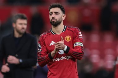 Manchester United takımından Bruno Fernandes, Manchester United 'ın 1 Şubat 2026' da Old Trafford, Manchester 'da Fulham' a karşı oynadığı Premier League maçında taraftarları alkışlıyor.