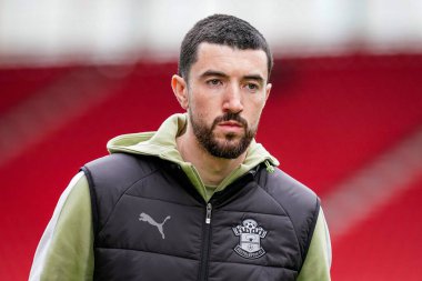 Southampton 'dan Finn Azaz, 31 Ocak 2026' da İngiltere 'nin Stoke-on-Trent Stadyumu' nda oynanan Stoke City-Southampton maçında sahaya çıkmadan önce sahada inceleme yapıyor.