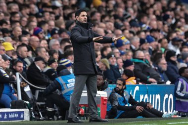 Arsenal teknik direktörü Mikel Arteta, İngiltere 'nin Leeds Road kentinde oynanan Premier League maçında teknik alanda Leeds United ve Arsenal maçında tepki gösterdi.