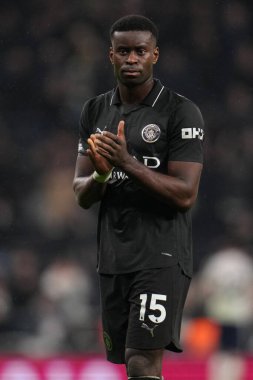 Manchester City 'den Marc Guehi, 1 Şubat 2026' da Tottenham Hotspur 'un Manchester City' ye karşı oynadığı Premier League maçında desteğini alkışlıyor.