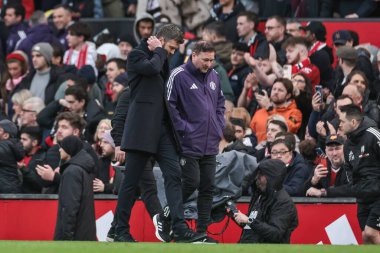 Manchester United 'ın Michael Carrick teknik direktörü Premier League maçında Manchester United Fulham' a karşı 1 Şubat 2026 'da Old Trafford, Manchester, İngiltere' de oynanan maçın yarısında soyunma odasına gidiyor.