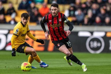 Bournemouth 'dan Adam Smith, Premier Lig maçı sırasında Wolverhampton Wanderers' a karşı Molineux, Wolverhampton, İngiltere 'de 31 Ocak 2026' da oynanan maçta topa vuruyor.