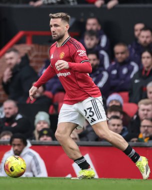 Manchester United 'dan Luke Shaw Premier Lig maçında topu aldı Manchester United Fulham' a karşı Old Trafford, Manchester, İngiltere, 1 Şubat 2026