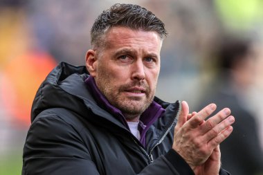 Wolverhampton Wanderers 'ın teknik direktörü Rob Edwards, 31 Ocak 2026' da İngiltere 'de oynanan Premier League maçında Wolverhampton Wanderers - Bournemouth maçında taraftarları alkışladı.