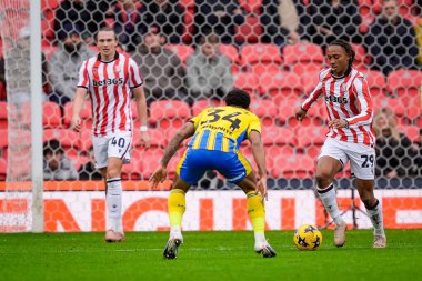 Stoke City 'den Lamine Cisse, 31 Ocak 2026' da Stoke City, Stoke-on-Trent, İngiltere 'de Southampton' a karşı oynanan Gökyüzü İddia Şampiyonası karşılaşmasında Southampton 'lu Welington tarafından işaretlenirken topla bir koşu yapıyor.