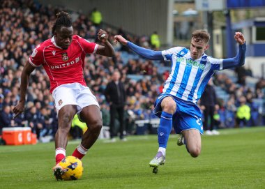 Wrexham 'dan Issa Kabore 31 Ocak 2026' da Hillsborough, Sheffield, İngiltere 'de Sheffield Çarşamba Wrexham' a karşı oynanan Gökyüzü İddia Şampiyonası maçında topu kutuya sokuyor.