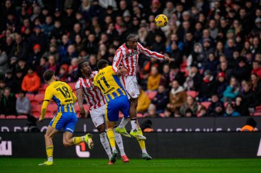 Stoke City 'den Bosun Lawal, Stoke City ile Southampton arasındaki 31 Ocak 2026' da oynanan Bet365 Stadyumu 'nda oynanan Gökyüzü İddia Şampiyonası maçında topu götürüyor.