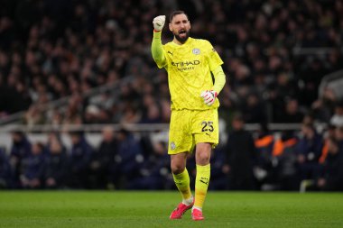 Manchester City 'den Gianluigi Donnarumma, Premier League karşılaşmasında Manchester City' den Antoine Semenyo 'yu Tottenham Hotspur' a karşı Manchester City 'de 1 Şubat 2026' da Tottenham Hotspur Stadyumu 'nda kutluyor.