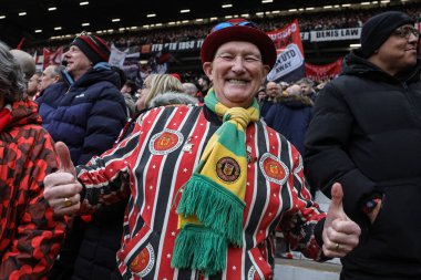 Manchester United taraftarı Premier League maçında Manchester United Fulham 'a karşı Old Trafford, Manchester, İngiltere' de 1 Şubat 2026 'da tüm kıyafetlerini giydi.