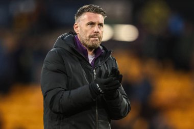 Wolverhampton Wanderers 'ın teknik direktörü Rob Edwards, 31 Ocak 2026' da İngiltere 'de oynanan Premier League maçında Wolverhampton Wanderers - Bournemouth maçında taraftarları alkışladı.
