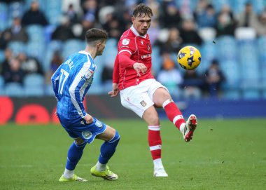Wrexham 'dan Callum Doyle, 31 Ocak 2026' da İngiltere 'nin başkenti Hillsborough' da oynanan Sheffield Wednesday-Wrexham maçında pas veriyor.