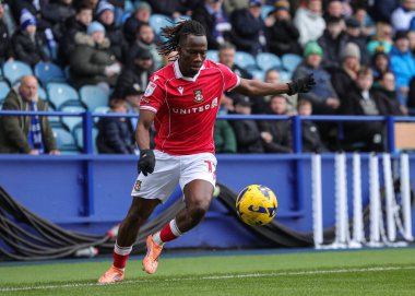 Wrexham 'dan Issa Kabore, 31 Ocak 2026' da İngiltere 'nin başkenti Hillsborough' da Sheffield Wednesday ve Wrexham maçlarında topu aldı.