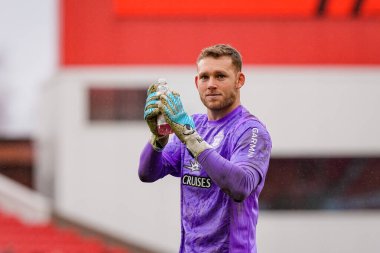 Southampton kalecisi Daniel Peretz, 31 Ocak 2026 'da İngiltere' nin Bet365 Stadyumu 'nda Stoke City Southampton' a karşı oynanan Sky Bet Şampiyonası final düdüğü sonrasında taraftarları alkışlıyor.