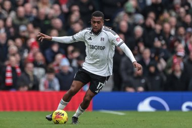 Premier Lig maçında Fulham 'dan Alex Iwobi topu aldı Manchester United Fulham' a karşı Old Trafford, Manchester, İngiltere, 1 Şubat 2026