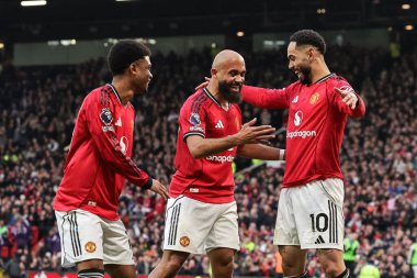 Manchester United takımından Matheus Cunha, Manchester United 'ın 1 Şubat 2026' da Old Trafford, Manchester, Birleşik Krallık 'ta oynadığı Premier League maçında Amad Diallo ve Bryan Mbeumo ile 2-0 kazanma golünü kutluyor.