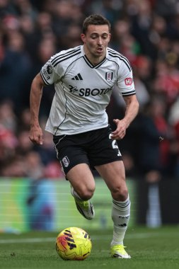 Fulham 'dan Timothy Castagne Premier Lig maçında Manchester United ile Fulham' ın 1 Şubat 2026 'da Old Trafford, Manchester, İngiltere' de oynadıkları maçta topa vuruyor.