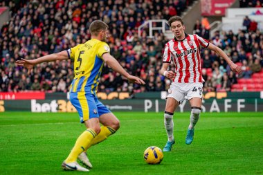Stoke City 'den Milan Smit, 31 Ocak 2026' da Stoke City ile Southampton arasında oynanan Sky Bet Şampiyonası karşılaşmasında Southampton 'dan Jack Stephens' ı kapatmaya koşuyor.