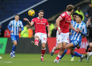 Wrexham 'dan Matthew James, 31 Ocak 2026' da İngiltere 'nin Hillsborough kentinde Sheffield Wednesday-Wrexham maçında pas veriyor.