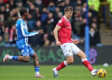 Wrexham 'dan Max Cleworth, 31 Ocak 2026' da Sheffield Wednesday-Wrexham maçında topu geçiyor.