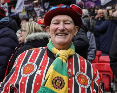 Manchester United taraftarı Premier League maçında Manchester United Fulham 'a karşı Old Trafford, Manchester, İngiltere' de 1 Şubat 2026 'da tüm kıyafetlerini giydi.