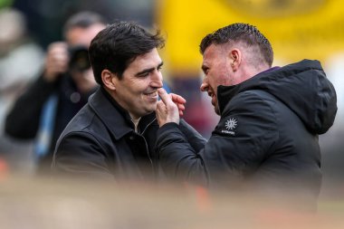 Bournemouth 'un Andoni Iraola teknik direktörü ve Wolverhampton Wanderers' ın Rob Edwards teknik direktörü Premier League maçında Wolverhampton Wanderers - Bournemouth maçında 31 Ocak 2026 'da Wolverhampton, İngiltere' de el sıkıştı.