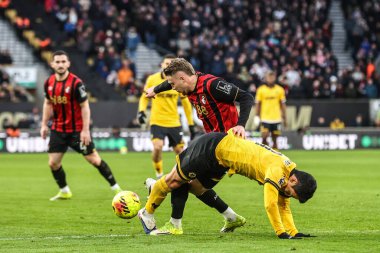 Wolverhampton Wanderers takımından Hwang Hee-Chan ve Bournemouth takımından Adrien Truffert Premier League maçında Wolverhampton Wanderers 'a karşı Molineux, Wolverhampton, İngiltere' de 31 Ocak 2026 'da oynanan maçta top mücadelesi verdiler.