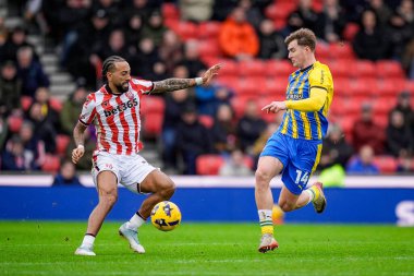 Stoke City 'den Sorba Thomas topu Southampton' dan James Bree 'nin baskısı altında Stoke City ile Southampton arasındaki 31 Ocak 2026' da Bet365 Stadyumu, Stoke-on-Trent, İngiltere 'de oynanan karşılaşmada kontrol ediyor.