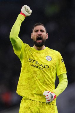 Manchester City 'den Gianluigi Donnarumma, Premier League maçında Tottenham Hotspur' a karşı Manchester City Tottenham Hotspur Stadyumu 'nda 1 Şubat 2026' da ilk golü kutluyor.
