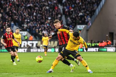 Wolverhampton Wanderers takımından Hwang Hee-Chan ve Bournemouth takımından Adrien Truffert Premier League maçında Wolverhampton Wanderers 'a karşı Molineux, Wolverhampton, İngiltere' de 31 Ocak 2026 'da oynanan maçta top mücadelesi verdiler.