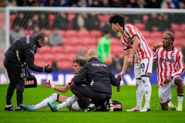 Stoke City 'den Milan Smit, Stoke City ile Southampton arasındaki 31 Ocak 2026' da oynanan Bet365 Stadyumu 'nda oynanan Sky Bet Şampiyonası karşılaşmasında tedavi görüyor.