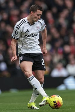 Premier Lig karşılaşmasında Fulham 'dan Timothy Castagne ile top Manchester United ile Old Trafford, Manchester, İngiltere' de 1 Şubat 2026 'da karşılaştı.