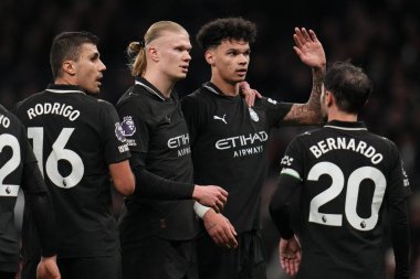 Manchester City oyuncuları Premier League maçında duvar hazırlıyor Tottenham Hotspur Manchester City 'ye karşı Tottenham Hotspur Stadyumu, Londra, 1 Şubat 2026