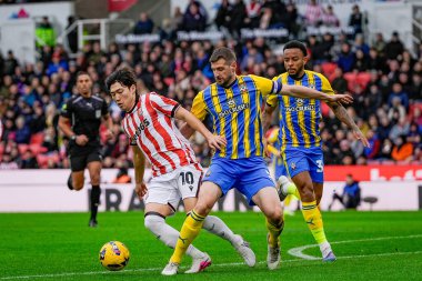 Stoke City 'den Bae Jun-Ho 31 Ocak 2026' da Stoke City, Stoke-on-Trent, İngiltere 'de Southampton' a karşı oynanan Sky Bet Şampiyonası maçında Southampton 'dan Jack Stephens ile top mücadelesi veriyor.
