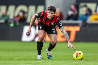 Bournemouth 'dan Marcos Senesi, 31 Ocak 2026' da İngiltere 'nin Wolverhampton kentinde oynanan Premier League maçında Wolverhampton Wanderers - Bournemouth maçında serbest atışa hazırlanıyor.