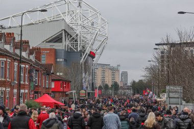 Manchester United taraftarları, Manchester United ile Fulham maçında Old Trafford, Manchester, İngiltere 'de 1 Şubat 2026' da Old Trafford, Manchester United maçına çıktılar.