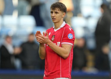 Wrexham 'dan Max Cleworth, 31 Ocak 2026' da İngiltere 'nin başkenti Sheffield' da oynanan ve Sheffield Wednesday-Wrexham maçının son düdüğü çaldıktan sonra taraftarları alkışlıyor.