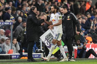 Leeds United 'ın Daniel Farke teknik direktörü Leeds United' ın yerine geçen Dominic Calvert-Lewin ile 31 Ocak 2026 'da Leeds Road, Leeds, İngiltere' de oynanan Premier League maçında el sıkıştı.