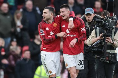 Manchester United 'dan Diogo Dalot ve Manchester United' dan Benjamin Sesko, Manchester United 'ın 1 Şubat 2026' da Old Trafford, Manchester, İngiltere 'de oynadığı Premier League maçında 3-2' lik galibiyetlerini kutladılar.