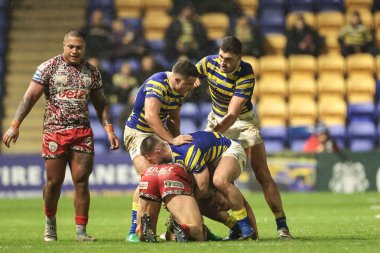 Warrington Wolves 'tan George Williams ve Warrington Wolves' tan Arron Lindop, 30 Ocak 2026 'da Halliwell Jones Stadyumu' nda oynanan Warrington Wolves - Leigh Leopards maçı sırasında iş başında.