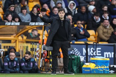 Bournemouth 'un Andoni Iraola teknik direktörü, 31 Ocak 2026 tarihinde İngiltere' de oynanan Premier League maçında Wolverhampton Wanderers-Bournemouth maçında takımına talimatlar verir.